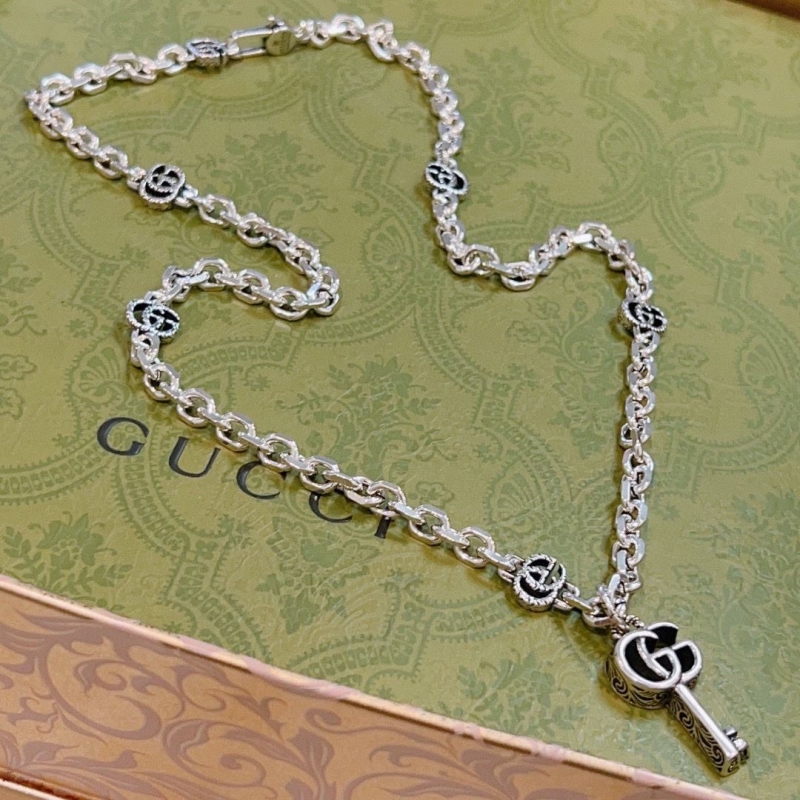 G*u*i necklaces